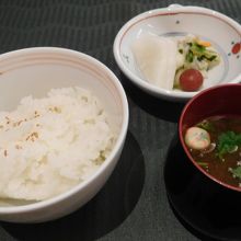 ご飯、汁もの、香の物