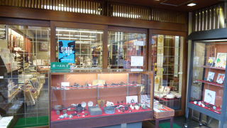 三条通にあり、硯や文鎮など多数取り扱っています。