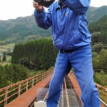 高さ１０５ｍの鉄橋の上にて