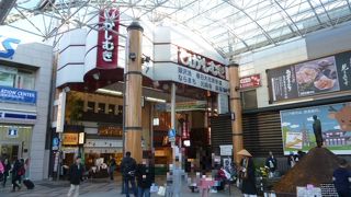 近鉄奈良駅のすぐ東から南に向かって伸びており、奈良らしい和菓子や食品店が多数。