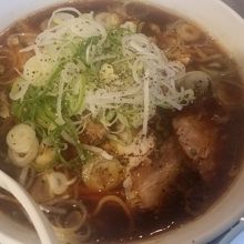 フードコート内のブラックラーメン