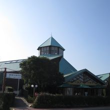 緑の屋根が目印です。