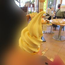 びわソフトを食べました。