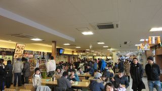 関越道下りでは小ぶりなSAですが、渋滞を避けきって休憩するにはちょうど良い場所