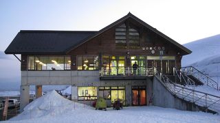 冬はスキー場のセンターハウス