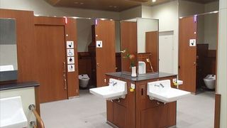 出来ててたての最新鋭のパーキングエリアのようで、トイレが機能的に分離されていて、人間工学の観点から様々な工夫がなされているそんな場所です。