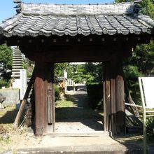 廟所入り口の門