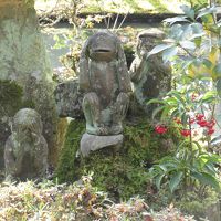 お庭には「見猿・聞か猿・言わ猿」