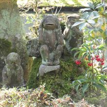 お庭には「見猿・聞か猿・言わ猿」