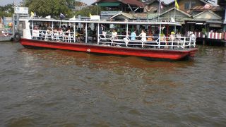 チャオプラヤ川の渡し船は、フェリーと呼ばれ、エクプレスボートと区別されています。