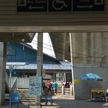 サトーン船着場の渡し船乗り場の例です。ボートとは場所が別です