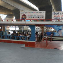 チャオプラヤーの渡し船は、ずんぐりしています。低速度です。