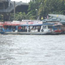 チャオプラヤー川の東岸から西岸の渡し船を撮影した写真です。