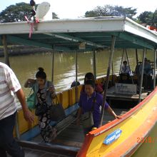 因みに、アユタヤの渡し船です。小さい渡し船で５バーツします。