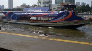 バンコクのチャオプラヤー川を渋滞なく、走り抜けるエクスプレスボートは、便利で速いです。