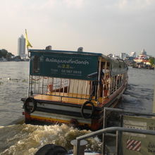 船尾に黄色旗を掲げたエクスプレスボートです。形がスリムです。