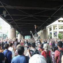 高架下でのパフォーマンス。