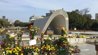 たくさんの花が飾られています。