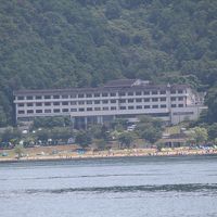沖島から施設を望む