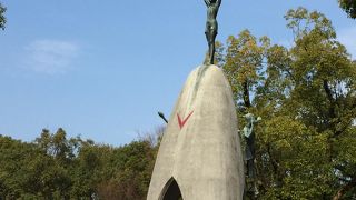 全国から送られた千羽鶴が飾られています。