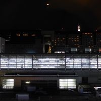 部屋から新幹線のホームが見えます