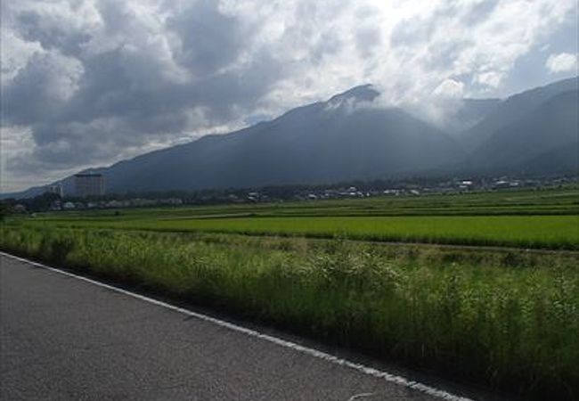 この駅、西日本旅客鉄道（JR西日本）湖西線の駅で、緑のたんぼの中に有る駅で、周辺には、何も有りませんが、空気の澄んだ雰囲気の場所です。