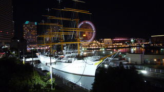 ランドマークタワーのすぐ横に保存・展示されています。