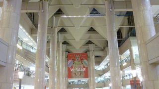 ランドマークタワーに隣接するシッピングモール