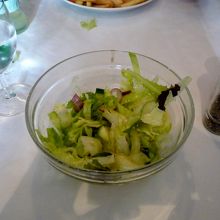 コースの料理　サラダは生野菜で塩胡椒とオリーブオイルで