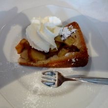 コースの料理　りんごのケーキ