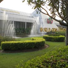 手入れの行き届いた庭園と清らかな噴水に囲まれたコレクション館