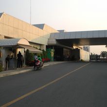 北パタヤ通りから少し入った所に正面玄関があります。