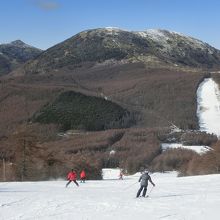 正面が湯の丸山＆第一ゲレンデ、滑るのは第三ゲレンデ