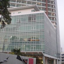 高層棟部の前には、低層階部分があります。(診断,管理区域棟？