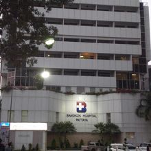 救急病棟の入っている別棟の病院棟です。西側にあります。