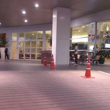 広大な車寄せのある正面玄関です。入口の受付が別個にあります。