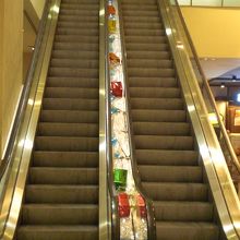 豪華な受付の右側には、２階へのエスカレーターがあります。