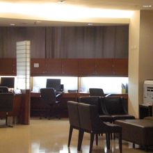 ２階の奥まった場所に外国人専用の相談カウンターがあります。