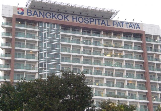 バンコク病院パタヤは、国道３号線沿いにあるパタヤ最大の病院です。