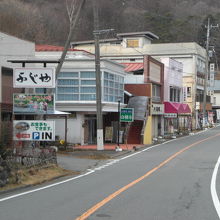 榛名湖畔の道には、観光客相手の飲食店・お土産店が多いです。