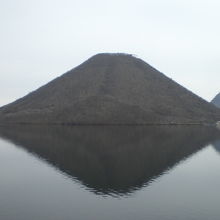 榛名湖の中心には、綺麗な形をした榛名富士が聳え立っています。