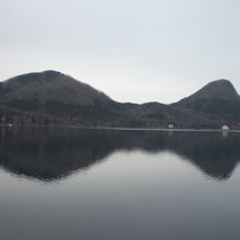 静かな榛名湖の湖面には、遠い山々が反射して、綺麗です。