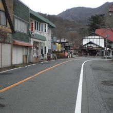 榛名湖の湖畔を進みますと、シャッターが閉まった店があります。