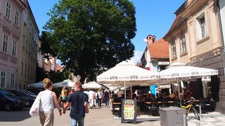 レスロランやカフェで賑わう通り