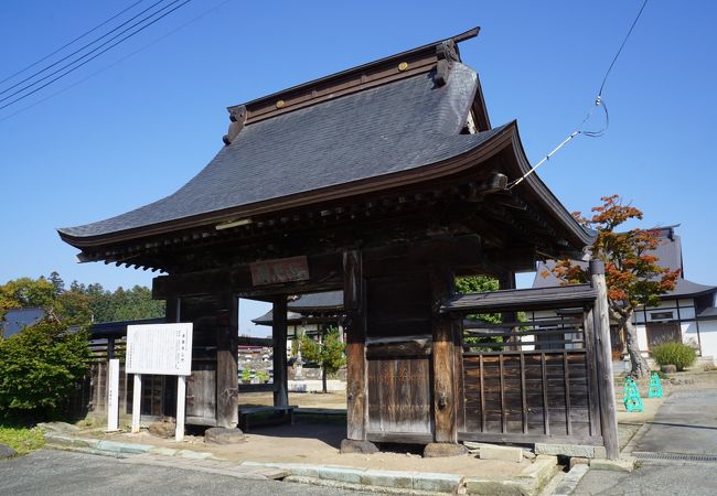 見どころは、入母屋造りで平棟門形式という山門