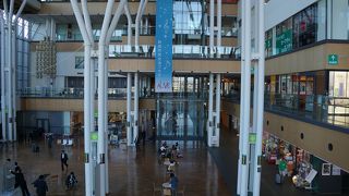 巨大な空間を取ったイベント広場のようなものがあったりして