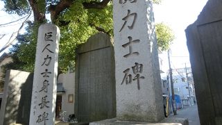 八幡宮は大相撲の聖地、104人の大関の四股名が刻まれている