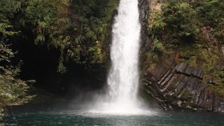 神秘的な滝壺の深さは１５ｍ、マイナスイオンがいっぱい！