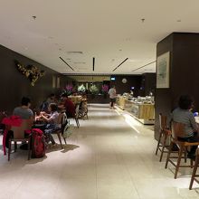 ラウンジに入ると、左手はダイニングエリア