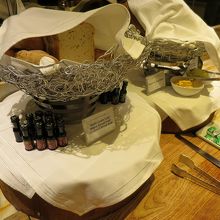 パンの横にはオリーブオイルの小瓶が２種類